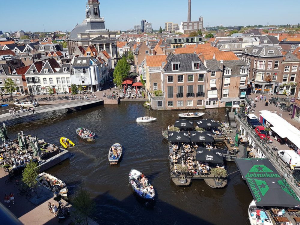 Terrassen en boten in Leiden